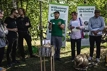 Audiovisueller Rundgang von Andreas Dorau und Marcel Gein bei Moin Biber – Asphaltsprenger 2025; Foto: Linus Koch