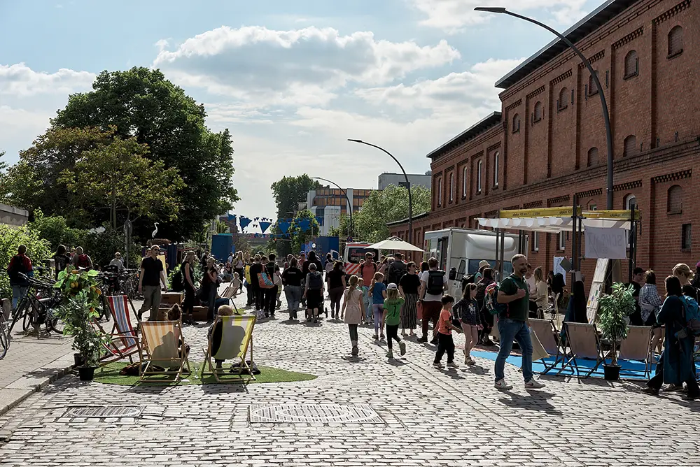 Festivaldekoration durch die Hanseatische Materialverwaltung – Asphaltsprenger 2025; Foto: Antje Sauer