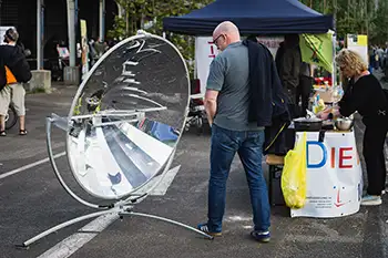 Solarkocher des Lenzsiedlung e.V. – Asphaltsprenger 2025; Foto: Linus Koch