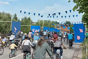 Zieleinfahrt Kidical Mass, Design durch Umschichten – Asphaltsprenger 2025; Foto: Antje Sauer