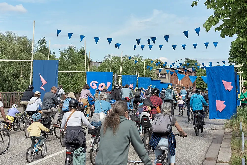 Zieleinfahrt Kidical Mass, Design durch Umschichten – Asphaltsprenger 2025; Foto: Antje Sauer