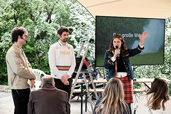 Audiohörspiel Das Große Wuchern – Asphaltsprenger 2026 – Foto: Antje Sauer Audiohörspiel Das Große Wuchern – Asphaltsprenger 2026 – Foto: Antje Sauer