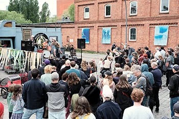 Konzert von Raubwürger und Aufnahmen des KIOSK analog Fotoworkshops – Asphaltsprenger 2026 – Foto: Antje Sauer Konzert von Raubwürger und Aufnahmen des KIOSK analog Fotoworkshops – Asphaltsprenger 2026 – Foto: Antje Sauer
