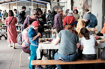 Töpfern mit den Klimaströmen – Asphaltsprenger 2026 – Foto: Antje Sauer Töpfern mit den Klimaströmen – Asphaltsprenger 2026 – Foto: Antje Sauer