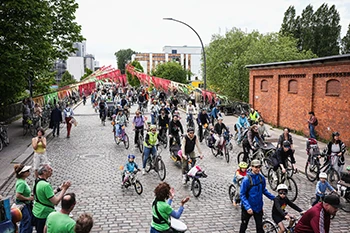 Zieleinfahrt der Kidical Mass – gestaltet vom Studio Senepul – Asphaltsprenger 2026 – Foto: Linus Koch Zieleinfahrt der Kidical Mass – gestaltet vom Studio Senepul – Asphaltsprenger 2026 – Foto: Linus Koch